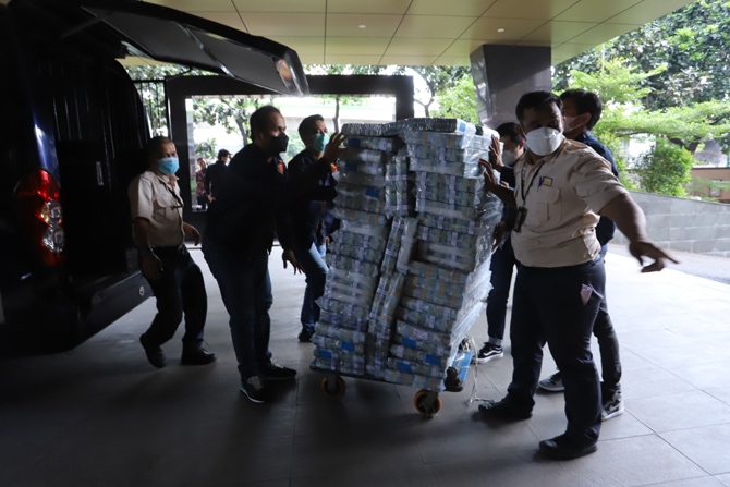 Barang bukti Uang sebesar Rp 531 miliar di pamerkan saat gelar rilis hasil pengungkapan obat di Lobby depan Gedung Bareskrim Polri Jakarta, Kamis (16/9/2021). Polri dan PPATK melakukan join investigasi dan mengungkap Tindak Pidana Pencucian Uang (TPPU) - Image