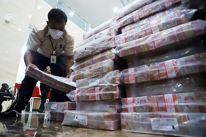 Barang bukti Uang  sebesar Rp 531 miliar di pamerkan saat gelar rilis hasil pengungkapan obat di Lobby depan Gedung Bareskrim Polri Jakarta, Kamis (16/9/2021).  Polri dan PPATK melakukan join investigasi dan mengungkap Tindak Pidana Pencucian Uang (TPPU) hasil peredaran obat ilegal tanpa  hak dan izin edar sejak 2011 hingga 2021 di Indonesia. Dalam kasus tersebut ini didapat barang bukti hasil kejahatan uang sebesar Rp 531 miliar. Foto: Dery Ridwansah/ JawaPos.com