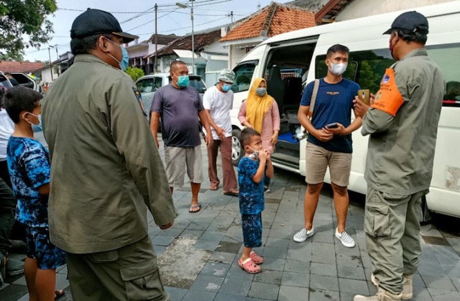 Satpol PP melakukan pengecekan secara acak kepada wisatawan dari luar yang masuk Jogjakarta. Satpol PP Kota Jogjakarta/Antara - Image