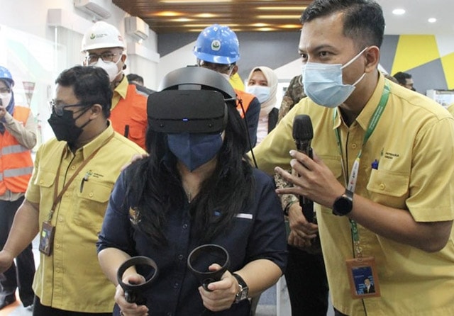Asisten Deputi Bidang Industri Pangan dan Pupuk Kementerian BUMN Zuryati Simbolon bersama VP Pengembangan & Organisasi Petrokimia Gresik Nanda Kiswanto saat mencoba salah satu fasilitas di Diklat Learning Center. (Istimewa) - Image