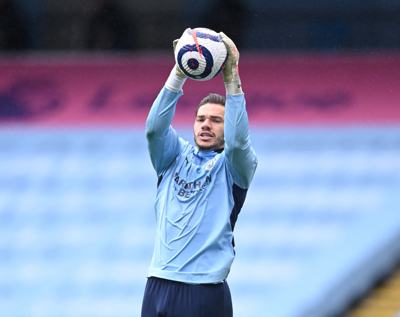 Kiper Manchester City Ederson Moraes tidak bisa turun lawan Leicester City dalam matchweek keempat Premier League besok malam (11/9). (LAURENCE GRIFFITHS/POOL/AFP) - Image
