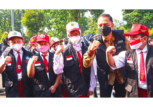JAGA PROKES: Wali Kota Eri Cahyadi bersama para kader sekolah tangguh. Para kader itu nanti membantu sekolah untuk mendisplinkan penerapan prokes. (Frizal/Jawa Pos) - Image