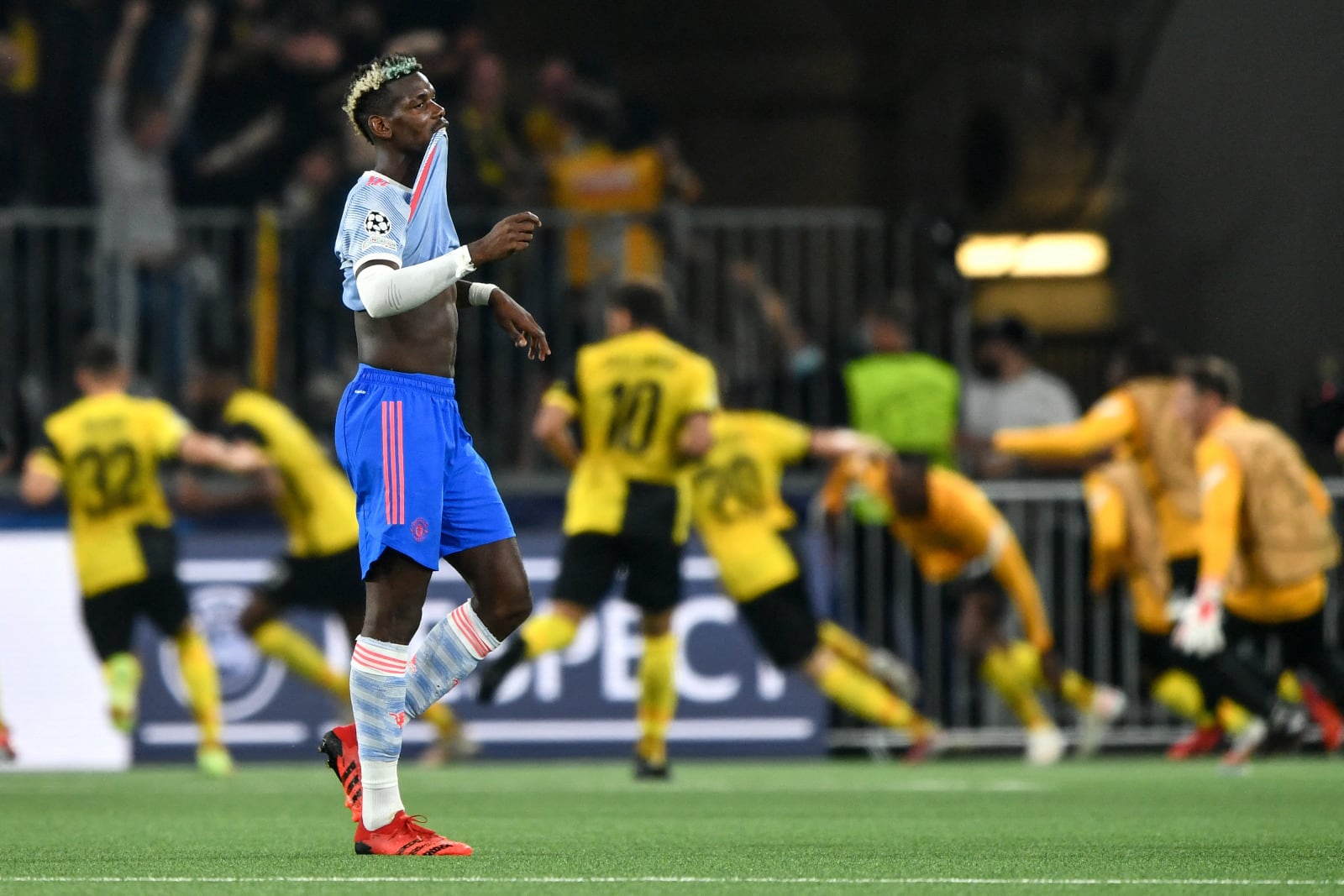 FABRICE COFFRINI/AFP KALAH MENYAKITKAN: Reaksi gelandang Manchester United Paul Pogba setelah BSC Young Boys mencetak gol kemenangan 2-1 dalam matchday pertama grup F Liga Champions di Stadion Wankdorf, Bern, kemarin (15/9). - Image