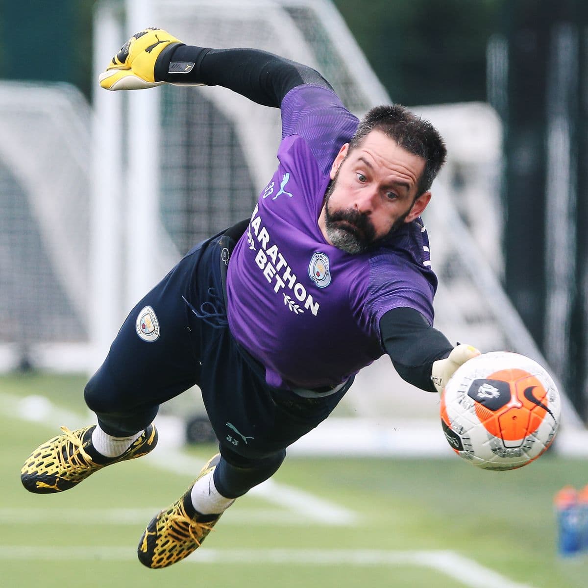 Manchester City bertumpu kepada kiper ketiga Scott Carson dalam duel di King Power Stadium malam nanti. MATT MCNULTY/MANCHESTER CITY FC - Image