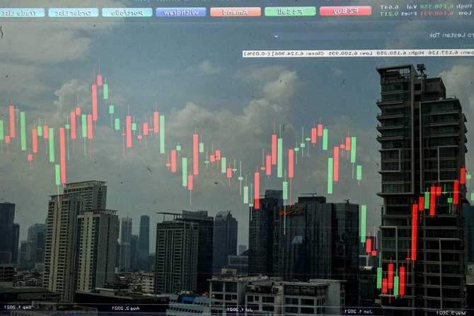 (Multiexposure)pergerakan harga saham di Profindo Sekuritas, Jakarta, Senin (6/9/2021). Indeks Harga Saham Gabungan (IHSG) ditutup menguat tipis setelah berfluktuasi sepanjang hari jelang pengumuman kebijakan lanjutan PPKM Jawa-Bali. Berdasarkan data Bloo - Image