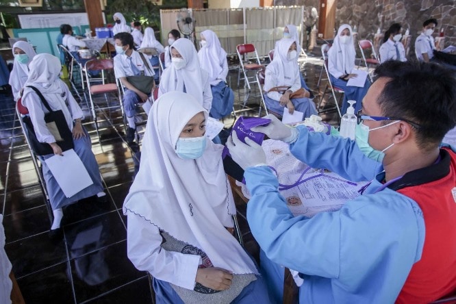 Siswa SMAN 21 Surabaya mengikuti skrining sebelum vaksinasi Covid-19. Alfian Rizal/JawaPos - Image