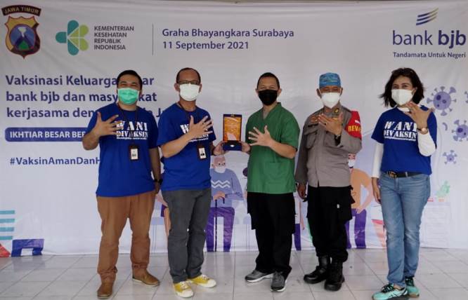 Dari kiri, Manager HCBP Kantor Wilayah 5 Ramson D. Silalahi, Group Head Supporting Kantor Wilayah 5 Hari Santoso, Kasubbid Kespol dan perwakilan Kabidokes Polda Jatim AKBP Bayu Dharma Santi, Kordinator Lapangan AKP Naf - Image
