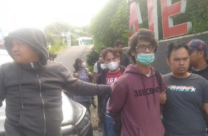 Pelaku penggelapan uang milik perusahaan ritel Alfamart yang ditangkap tim Resmob Polda Jambi di Sumatera Barat tempat pelariannya. Polda Jambi/Antara - Image