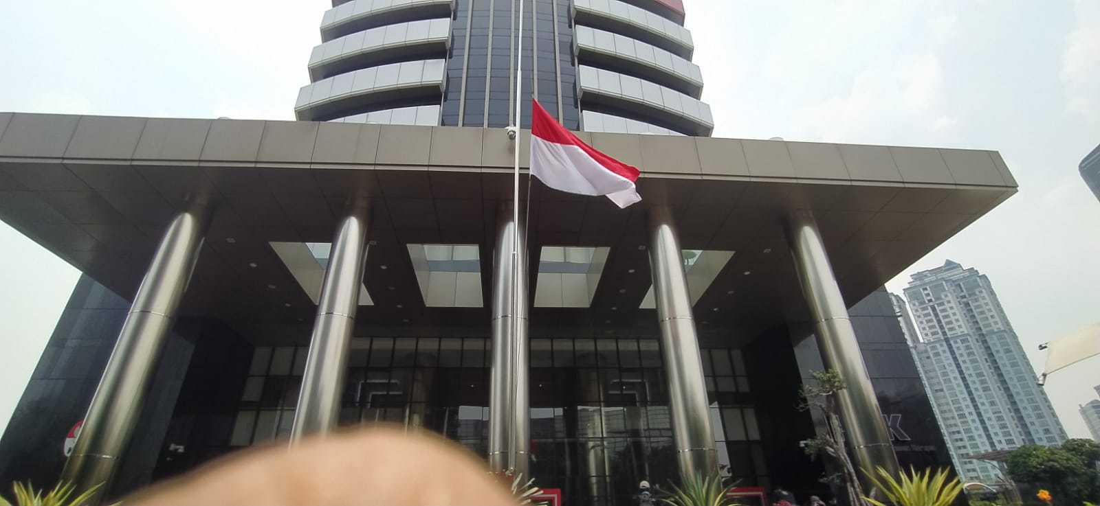 Reporter: Ridwan Caption: Komisi Pemberantasan Korupsi (KPK) memasang bendera setengah tiang, Kamis (30/9). - Image