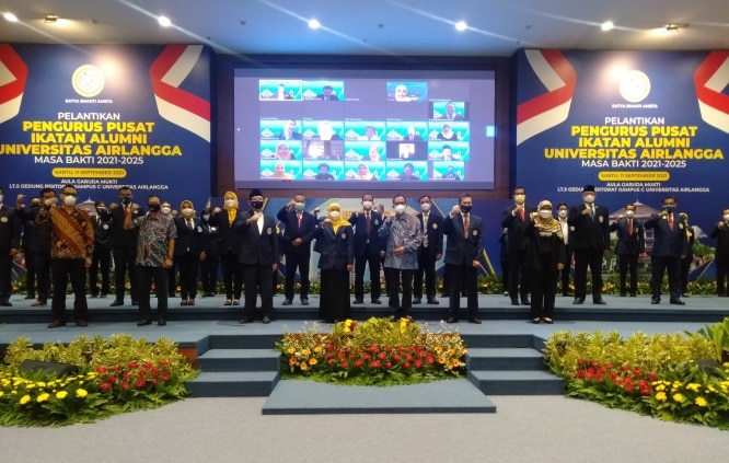 Pengurus pusat Ika Unair saat pelantikan di Aula Graha Mukti, Sabtu (11/9). Rafika Yahya/JawaPos.com - Image
