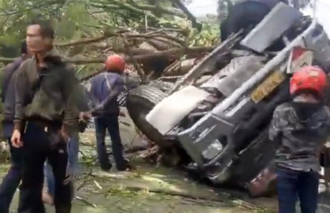 Kecelakaan truk di Nagreg, Kabupaten Bandung, Jawa Barat. Instagram/@infojawabarat/Antara - Image