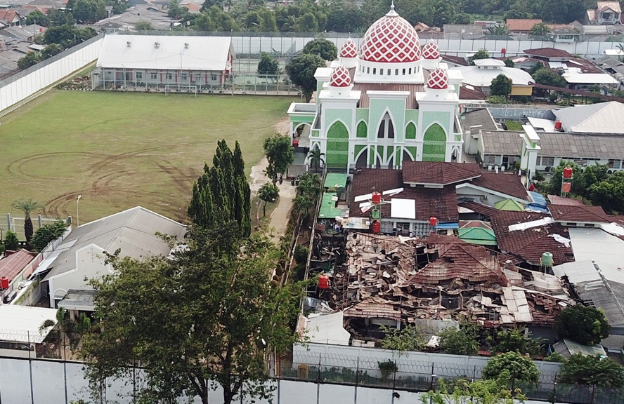 Foto udara pasca kebakaran di Lapas Klas 1 A Tangerang, Banten, Rabu (8/9/2021). Sebanyak 41 warga binaan tewas akibat kebakaran di Blok C 2 Lapas Dewasa Klas 1 Tangerang pada pukul 01.45 WIB Rabu (8/9/2021) dini hari. FOTO: SALMAN TOYIBI/JAWAPOS - Image