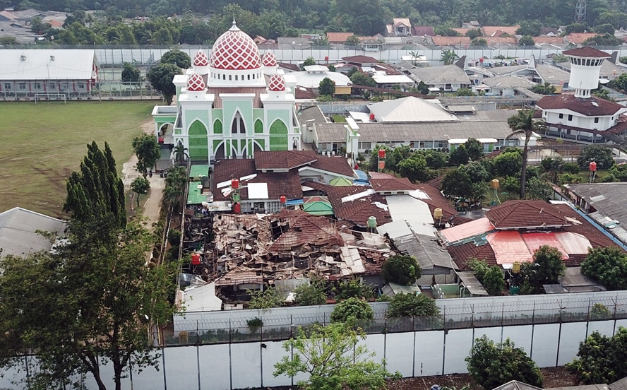 Foto udara pasca kebakaran di Lapas Klas 1 A Tangerang, Banten, Rabu (8/9/2021). Sebanyak 41 warga binaan tewas akibat kebakaran di Blok C 2 Lapas Dewasa Klas 1 Tangerang pada pukul 01.45 WIB Rabu (8/9/2021) dini hari. FOTO: SALMAN TOYIBI/JAWAPOS - Image