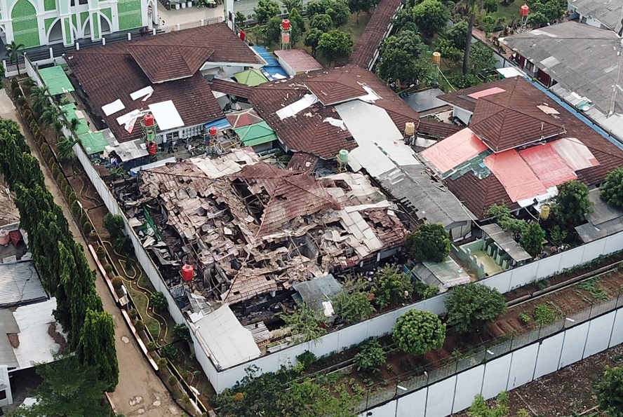 Foto udara pasca kebakaran di Lapas Klas 1 A Tangerang, Banten, Rabu (8/9/2021). Sebanyak 41 warga binaan tewas akibat kebakaran di Blok C 2 Lapas Dewasa Klas 1 Tangerang pada pukul 01.45 WIB Rabu (8/9/2021) dini hari. FOTO: SALMAN TOYIBI/JAWAPOS - Image
