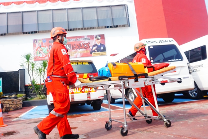 Petugas mengevakuasi kantong jenazah korban kebakaran di Lapas Klas 1 Tangerang, Tangerang, Banten, Rabu (8/9/2021). Sebanyak 41 warga binaan tewas akibat kebakaran yang membakar Blok C 2 Lapas Dewasa Tangerang Klas 1 A pada pukul 01.45 WIB Rabu dini hari - Image