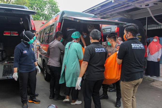 Petugas mengevakuasi kantong jenazah korban kebakaran di RSUD Kabupaten Tangerang, Tangerang, Banten, Rabu (8/9/2021). Sebanyak 41 warga binaan tewas akibat kebakaran yang membakar Blok C 2 Lapas Dewasa Tangerang Klas 1 A pada pukul 01.45 WIB Rabu dini ha - Image