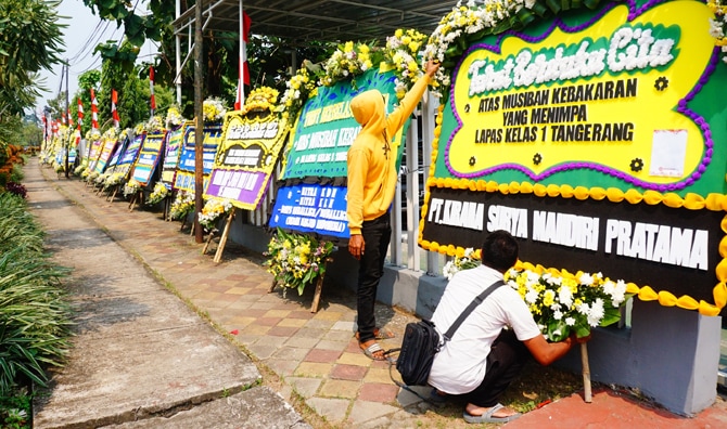 Deretan karangan bunga di Lapas Kelas 1 Tangerang, Banten, Kamis (9/9/2021). Pasca Kebakaran lapas yang menewaskan 44 warga binaan, sejumlah karangan bunga turut berduka cita dari berbagai macam instansi hingga perorangan memenuhi halaman depan Lapas Kela - Image