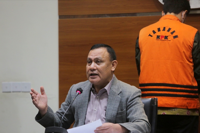 Ketua KPK Firli Bahuri saat jumpa pers terkait penahanan Wakil Ketua DPR Fraksi Golkar Azis Syamsuddin di gedung KPK, Kuningan, Jakarta Selatan, Sabtu dini hari (25/9). Azis resmi ditahan KPK sebagai tersangka terkait kasus dugaan pengurusan Dana Alokasi - Image