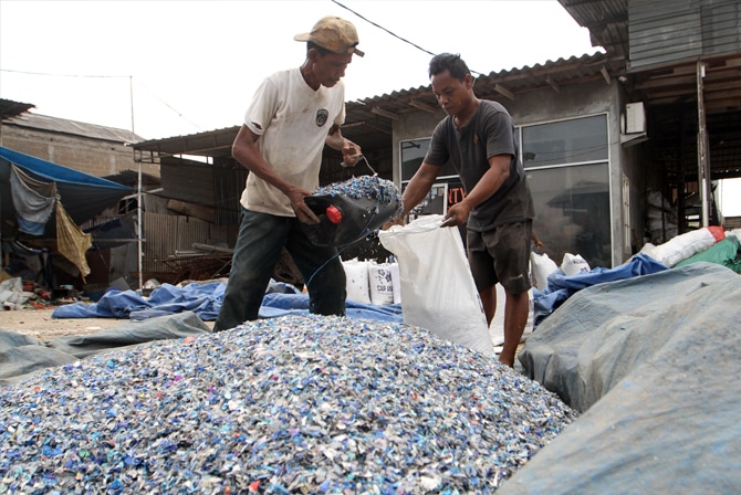 Pekerja saat memilih limbah plastik yang telah di daur ulang di kawasan Pondok Gede, Jakarta, Rabu (15/9/2021). Pemerintah akan merealisasikan rencana pengenaan cukai plastik dengan target penerimaan senilai Rp. 500 Miliar. Untuk kantong plastik, tarif y - Image