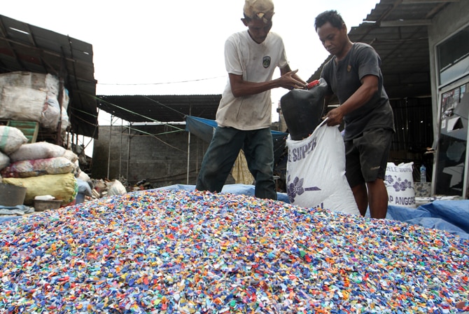 Pekerja saat memilih limbah plastik yang telah di daur ulang di kawasan Pondok Gede, Jakarta, Rabu (15/9/2021). Pemerintah akan merealisasikan rencana pengenaan cukai plastik dengan target penerimaan senilai Rp. 500 Miliar. Untuk kantong plastik, tarif y - Image
