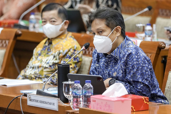 Menteri Kesehatan Budi Gunadi Sadikiin (kanan) bersama Menteri Perencanaan Pembangunan Nasional/Kepala Bappenas Suharso Monoarfa saat menghadiri rapat kerja dengan Komisi IX DPR di gedung parlemen Senayan, Jakarta, Kamis (16/9/21). Rapat membahas mengenai - Image