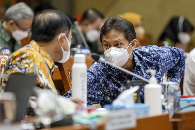 Menteri Kesehatan Budi Gunadi Sadikiin (kanan) bersama Menteri Perencanaan Pembangunan Nasional/Kepala Bappenas Suharso Monoarfa saat menghadiri rapat kerja dengan Komisi IX DPR di gedung parlemen Senayan, Jakarta, Kamis (16/9/21). Rapat membahas mengenai - Image