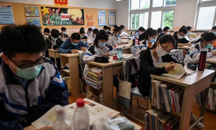 Students wearing face masks are seen in their classroom during a government organised media tour at Shanghai High School after it reopened in Shanghai on May 7, 2020. - Some schools in China that have been closed or online-only since January began gradual - Image