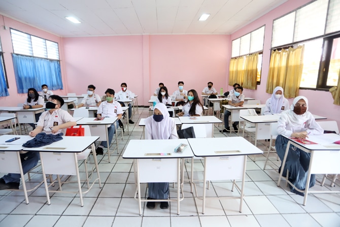 Siswa saat mengikuti pembelajaran tatap muka terbatas di SMAN 1 Kota Tangerang, Banten, Senin (6/9/2021). Dinas Pendidikan Provinsi Banten menggelar uji coba pembelajaran tatap muka di sekolah menengah atas di Kota Tangerang secara terbatas dengan sistem - Image