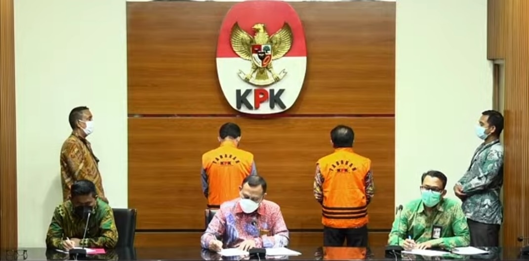 Komisi Pemberantasan Korupsi (KPK) menetapkan Bupati Banjarnegara, Budhi Sarwono dan orang kepercayaanya Kedy Afandi dalam kasus dugaan korupsi pengadaan barang dan jasa di Pemerintah Kabupaten Banjarnegara Tahun 2017-2018, Jumat (3/9). - Image