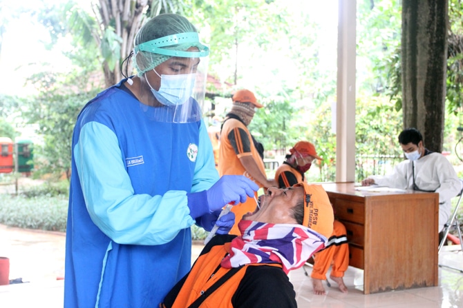 Tenaga kesehatan puskesmas Kecamatan Menteng melakukan tes usap antigen dan PCR gratis kepada petugas PPSU dalam pelaksaan Program Seruling di RPTRA Amir Hamzah, Menteng, Jakarta, Selasa (7/9/2021). Program yang dinamakan Seruling (Swab Seru Keliling) itu - Image