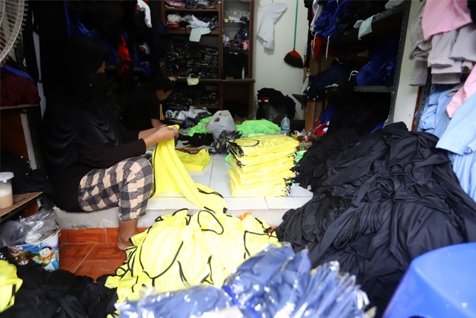 Pekerja saat merpihkan baju yang hendeka di paking untuk di kirim sentra tekstil baju di kawasan Ciputat, Jumat (3/9/2021). Pemerintah memalui Kementerian Koperasi dan UKM mencatat Bantuan Presiden Produktif Usaha Mikro (BPUM) 2021 sudah terealisasi Rp14 - Image
