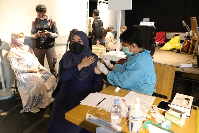 Warga mengikuti program vaksinasi Covid-19 dari Puskesmas Kecamatan Cilandak yang menggunakan vaksin Pfizer di Mall Cilandak Town Square, Jakarta, Selasa (31/8/2021). Puskesmas Kecamatan Cilandak menggelar program vaksinasi tersebut untuk masyarakat umum. - Image