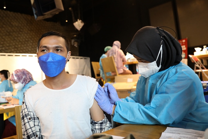 Warga mengikuti program vaksinasi Covid-19 dari Puskesmas Kecamatan Cilandak yang menggunakan vaksin Pfizer di Mall Cilandak Town Square, Jakarta, Selasa (31/8/2021). Puskesmas Kecamatan Cilandak menggelar program vaksinasi tersebut untuk masyarakat umum. - Image