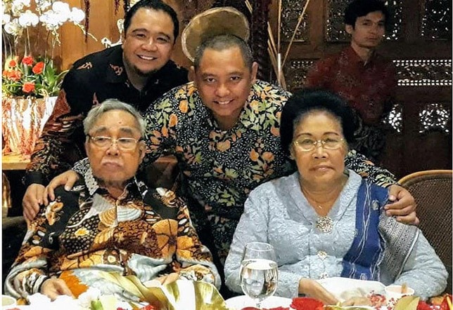 Politikus senior Sabam Sirait saat merayakan ulang tahun bersama anak muda milenial. dokumentasi pribadi/Antara - Image