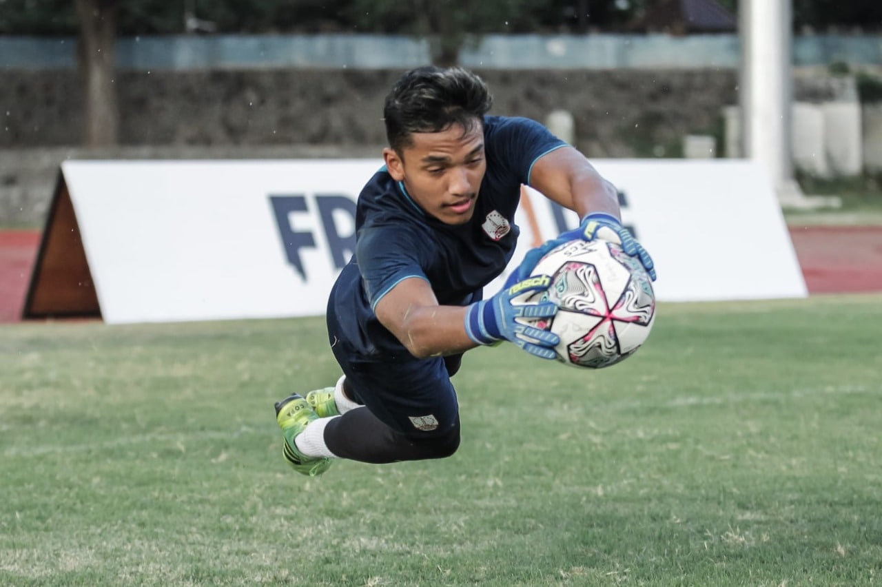 PERSIS SOLO POTENSIAL: Pancar Nur Widiastono saat berlatih dengan Persis Solo di Stadion Sriwedari beberapa hari lalu. - Image