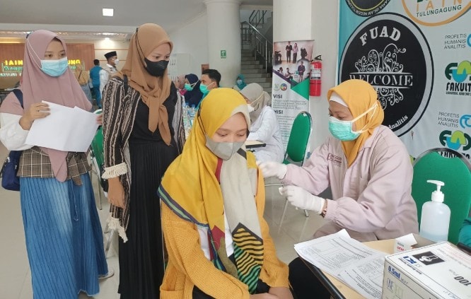 ISNU Jatim gelar road show vaksinasi di tiga wilayah yakni Kediri, Banyuwangi, dan Tulungagung. Di Tulungagung vaksinasi dilaksanakan UIN Satu Tulungagung dengan 5.600 dosis vaksin sinovac pada Sabtu (18/9). Istimewa - Image
