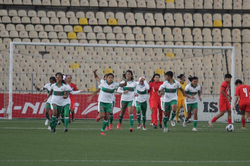 Pemain-pemain timnas putri Indonesia merayakan keberhasilan mencetak gol ke gawang Singapura pada laga leg pertama kualifikasi Piala Asia Putri 2022 di Dushanbe, Tajikistan, Jumat (24/9) malam. (ANTARA/HO-PSSI) - Image