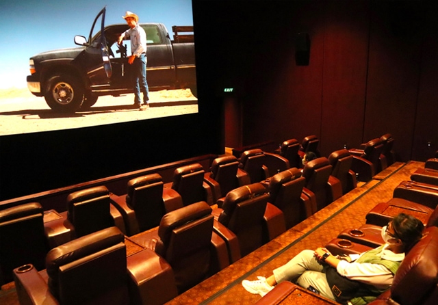 PINTU TEATER TELAH DIBUKA: Setelah lulus asesmen, bioskop XXI di Grand City Surabaya dibuka untuk umum. Tapi, penonton harus mematuhi aturan prokes dan dua kali suntik vaksin. (Frizal/Jawa Pos) - Image