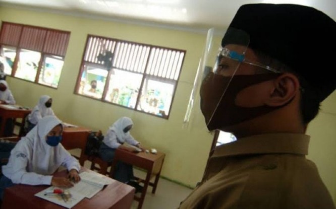 Ilustrasi pembelajaran tatap muka dengan menerapkan protokol kesehatan untuk mencegah penularan Covid-19 di sekolah. Antara - Image
