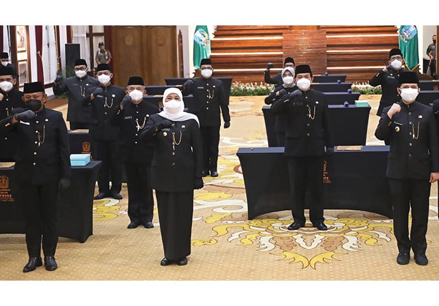 HASIL SELEKSI : Gubernur Khofifah Indar Parawansa berpose bersama para pejabat eselon II yang dilantik di Gedung Negara Grahadi, Rabu (15/9). (Pemprov Jatim for Jawa Pos) - Image