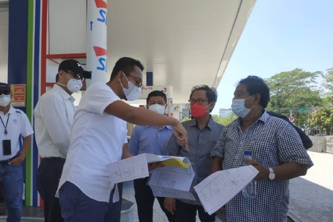Komisi C Bidang Pembangunan DPRD Surabaya saat inspeksi di lokasi pembangunan SPBU di Jalan Ir Soekarno, Kota Surabaya, Selasa (28/9). Humas Pemkot Surabaya/Antara - Image