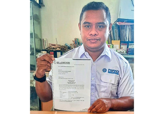 JALUR HUKUM: Feldo D. Keppy, pengacara Vicky, menunjukkan surat gugatan. (Lugas Wicaksono/Jawa Pos) - Image