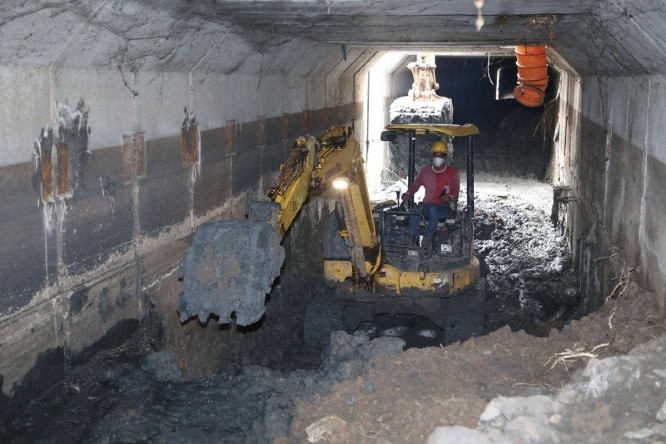 Petugas melakukan normalisasi box culvert di Jalan Raya Sememi, Kota Surabaya, Selasa (21/9). Humas Pemkot Surabaya/Antara - Image