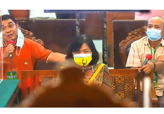 TERMAKAN JANJI: Korba penipuan pengangkatan PNS memberikan kesaksian dalam sidang untuk terdakwa Victor Samosir di PN Surabaya. (Allex Qomarulla/Jawa Pos) - Image