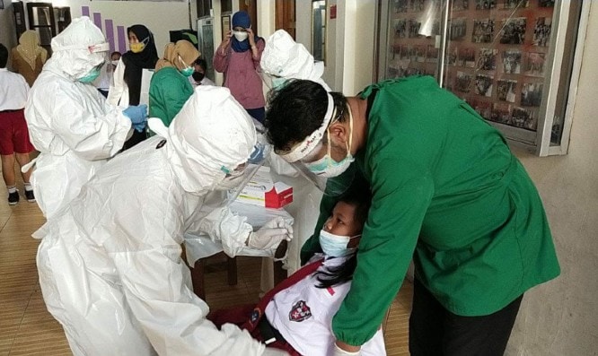 Salah satu siswa SDN 54 Laweyan Solo menjalani tes usap antigen, Senin (27/9). Aris Wasita/Antara - Image