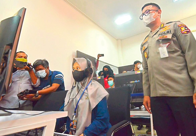 MEMUDAHKAN: Kombespol Tri Julianto Djati Utomo meninjau ujian teori di Satpas Colombo. (Edi Sudrajat/Jawa Pos) - Image