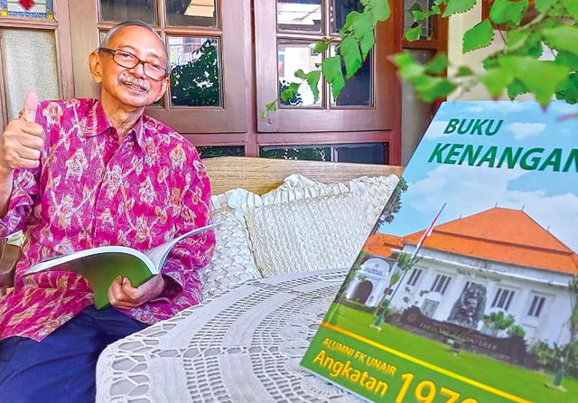 JEJAK ALUMNI: Dokter Urip Murtedjo menunjukkan Buku Kenangan. Buku tersebut mengulas sahabat-sahabat seangkatan selama menjadi dokter inpres. (Galioh Adi Prasetyo/Jawa Pos) - Image