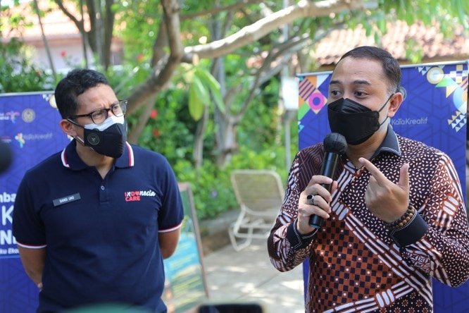 Menparekraf Sandiaga Uno (kiri) didampingi Wali Kota Surabaya Eri Cahyadi. Humas Pemkot Surabaya - Image