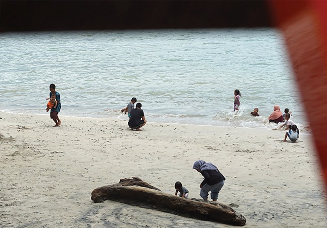 WAJIB BERSABAR: Meski Pantai Mutiara belum resmi dibuka, sejumlah wisatawan terlihat bermain di destinasi yang berada di Trenggalek tersebut. (Dharaka R. Perdana/Jawa Pos Radar Trenggalek) - Image