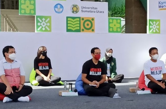 Menteri Pendidikan, Kebudayaan, Riset, dan Teknologi (Mendikbudristek) Nadiem Anwar Makarim (tengah). Nur Aprilliana Br Sitorus/Antara - Image
